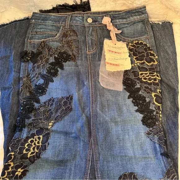 ❣️SOLD ❣️BEBE Lace Appliqué Long Gusset True Indigo Denim Skirt. Size 26. 40”L - Picture 4 of 17